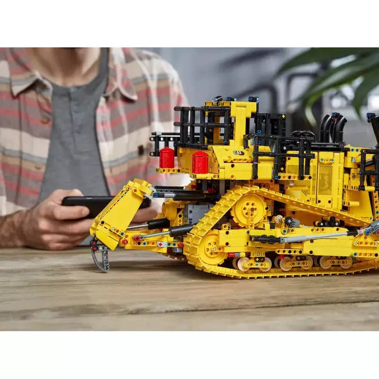 LEGO: App-Controlled Cat® D11 Bulldozer