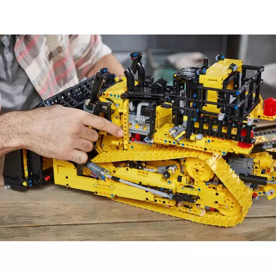 LEGO: App-Controlled Cat® D11 Bulldozer