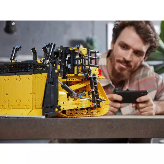 LEGO: App-Controlled Cat® D11 Bulldozer