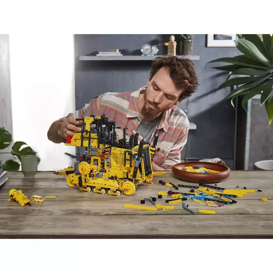 LEGO: App-Controlled Cat® D11 Bulldozer