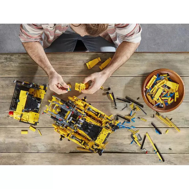 LEGO: App-Controlled Cat® D11 Bulldozer